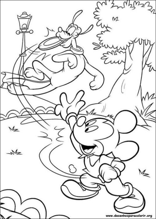 Mickey Mouse brincando ao ar livre: desenho para colorir com Pluto se divertindo em meio à natureza.