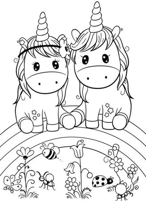 Unicórnios fofos no arco-íris com jardim florido, abelhas e borboletas para colorir. Desenho encantador com unicórnios com tiara e estrelas.