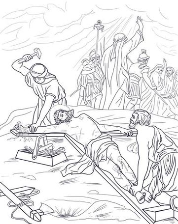 Crucificação de Jesus para colorir: Cena detalhada com homem pregando Jesus na cruz, multidão observando e céu nublado.