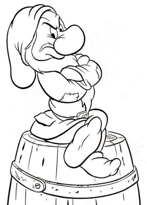 Zangado dos Sete Anões para colorir: desenho do anão mal-humorado sentado em um barril.