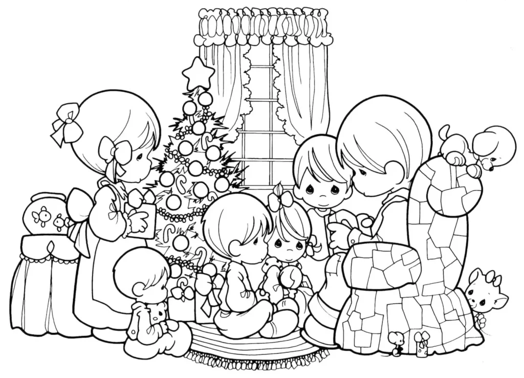 Crianças celebram o Natal colorindo desenhos de árvore na sala de estar decorada.