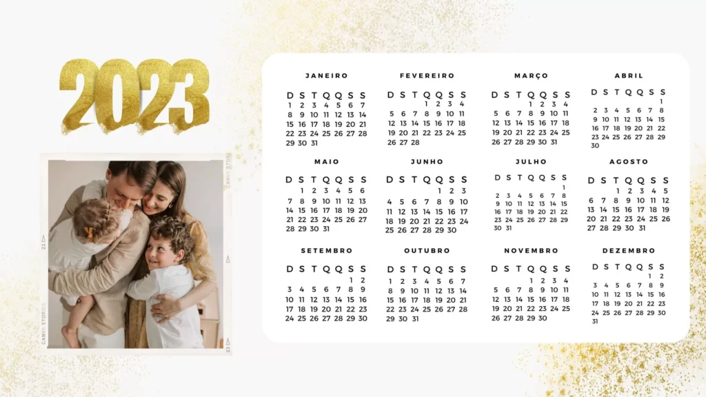 Calendário 2023 com Feriados em Dourado pronto para impressão. Família feliz celebra o ano.