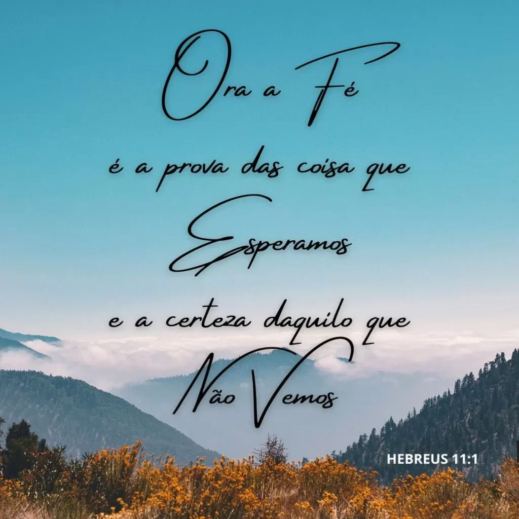 Paisagem montanhosa com mensagem bíblica de fé em Hebreus 11:1. Vegetação rústica e céu azul inspiram esperança.