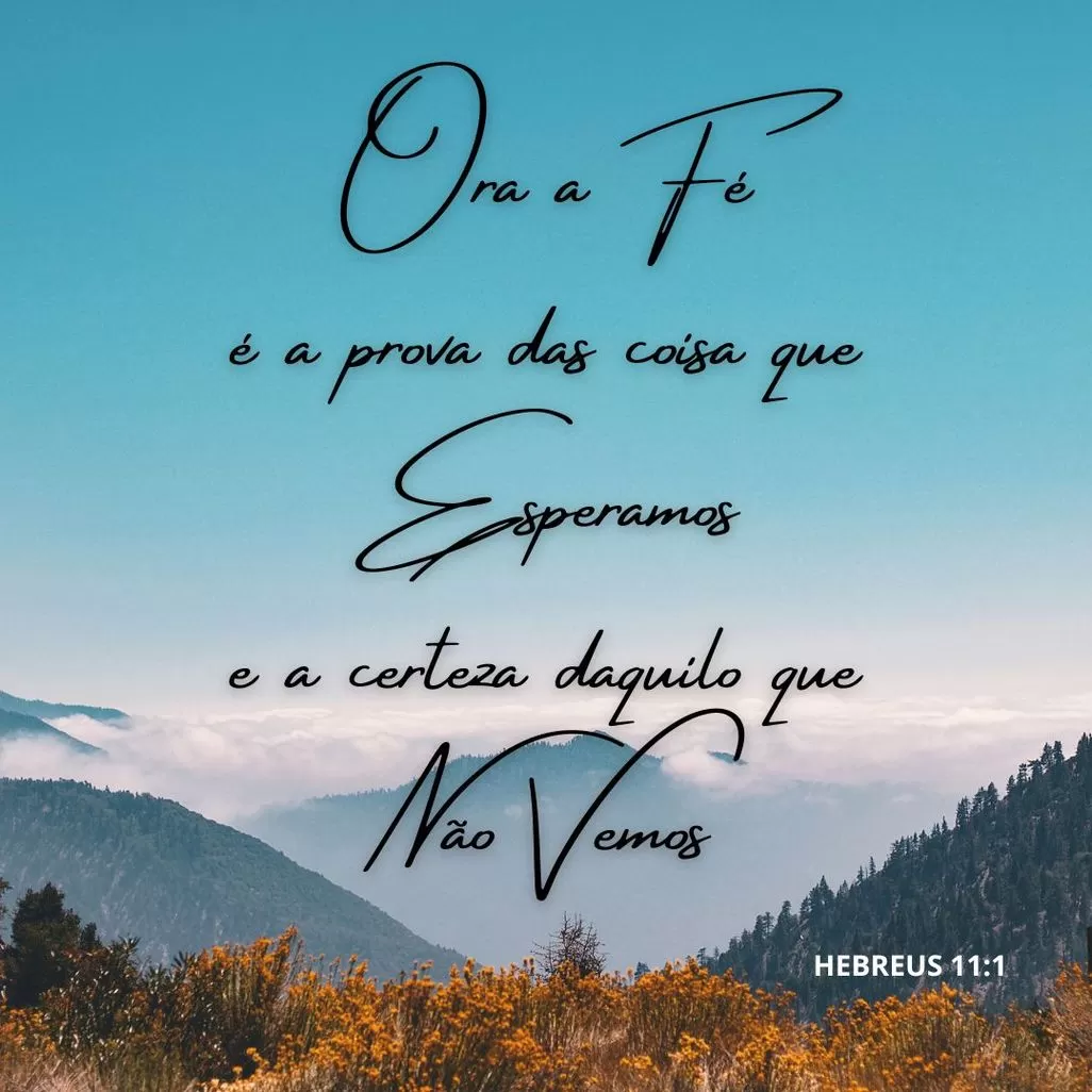 Paisagem montanhosa com mensagem bíblica de fé em Hebreus 11:1. Vegetação rústica e céu azul inspiram esperança.