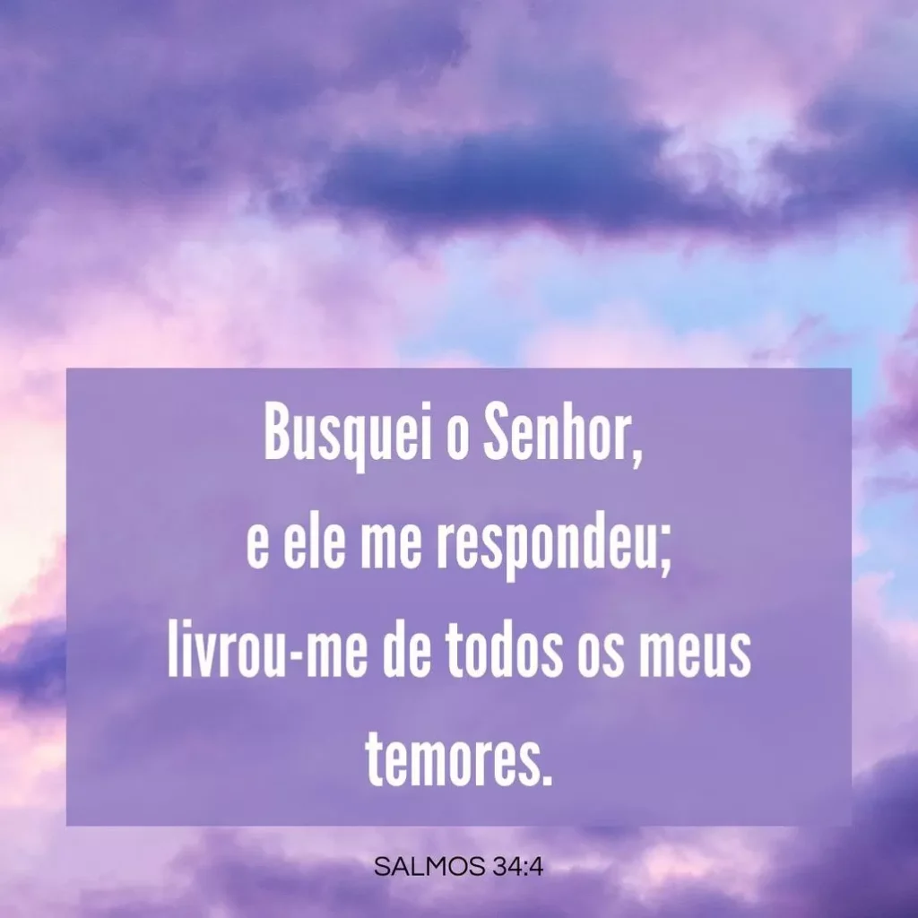 Céu roxo e branco com mensagem bíblica motivacional sobre fé e superação do medo (Salmos 34:4).