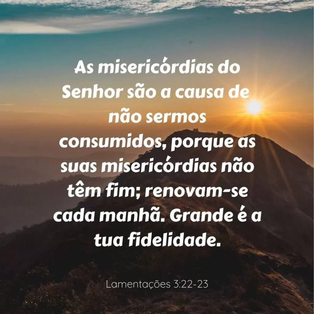 Paisagem montanhosa ao amanhecer com mensagem bíblica sobre a misericórdia divina.
