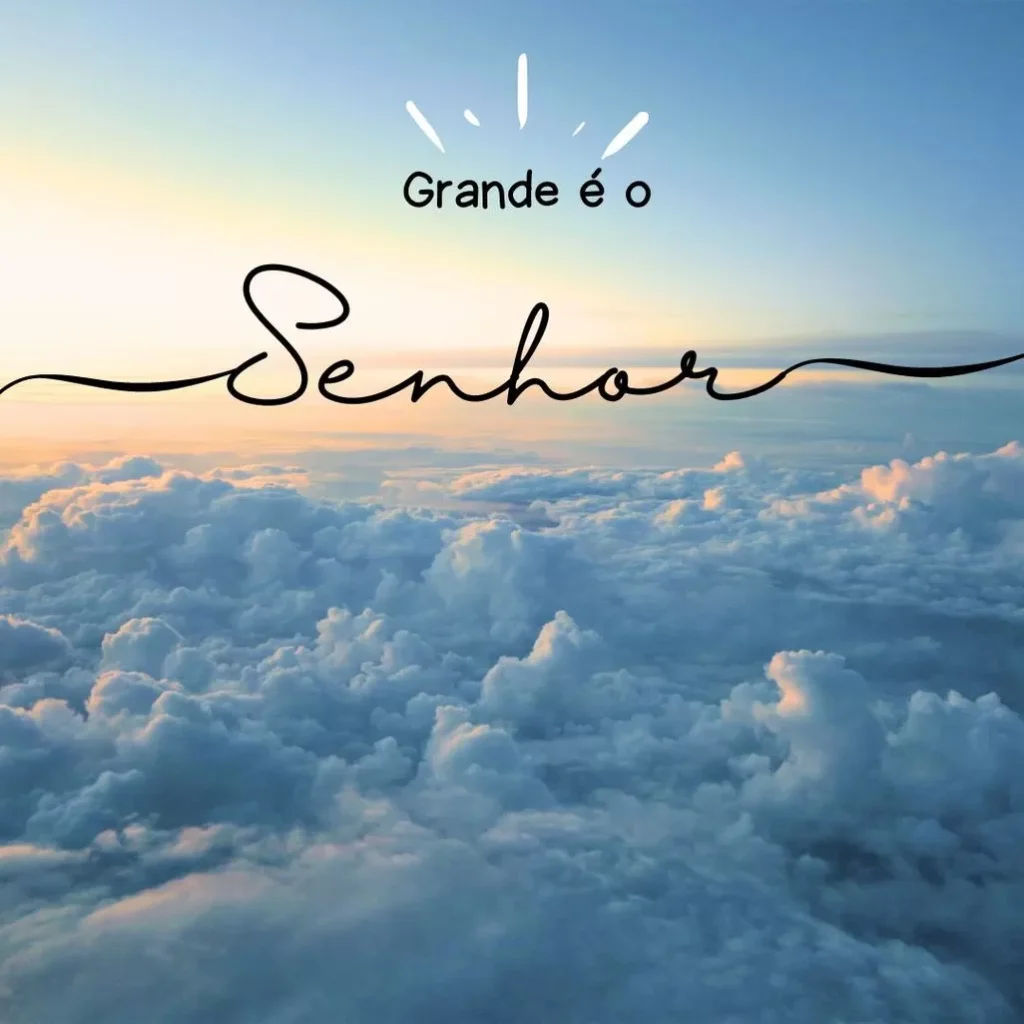 Céu com nuvens e frase bíblica 'Grande é o Senhor' inspiradora.