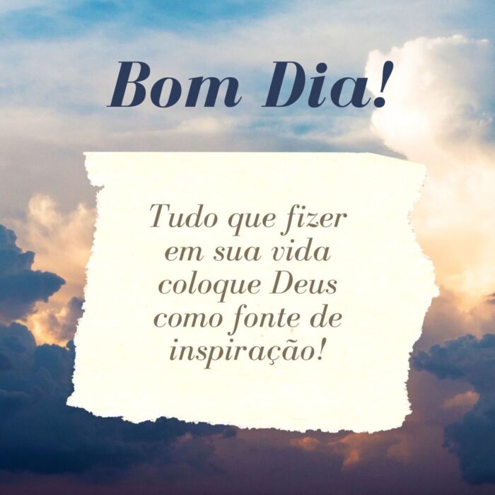 Mensagem inspiradora de bom dia com céu ensolarado e frase motivacional: 'Tudo que fizer em sua vida coloque Deus como fonte de inspiração!'